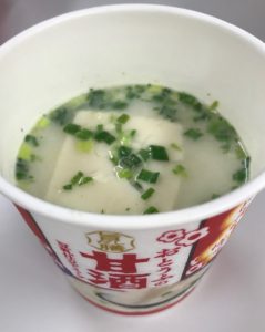 きめ細やかでやわらかいお豆腐と、だしがきいて美味しいスープが絶妙! 甘酒が出過ぎていない普通に美味しいスープです。