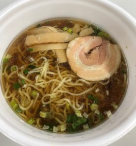 さらに、チャーシューとメンマを入れて。 美味しいモノは美しいとは、このことです!