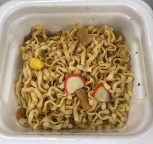 具材はおあげがカットされてるけど、<本家 赤いきつね>と同様。