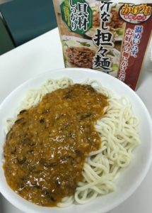 麺とソースで溢れそう!