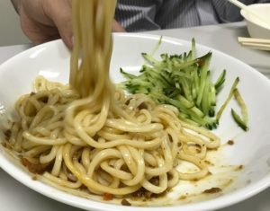 混ぜる担当は服部氏。みんな2~3m離れて、待ち。