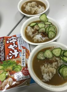奥の<きゅうりなし>は土田氏用。きゅうり嫌いな土田氏からブーイングが..