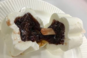 中には、たっぷりのあんことみたらしがっ!