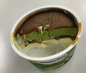 上から 上品な甘さの黒蜜 ほろ苦く香り高いグリーンティーアイスクリーム 粒あん コクのあるミルクアイスクリーム の4層!
