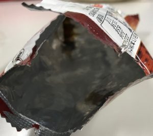 袋の奥の角に、アイスから出てしまったのか<みたらし>がたっぷりついてました。
