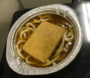 大きなお揚げが鎮座しています!