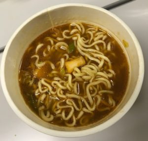 スープは、味噌+キムチの濃いめの色。真ん中にあるのは、白菜キムチです。