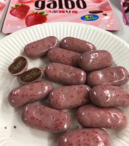 ガルボ。ピンクっていうか、中のチョコ色が透けて、渋い色。