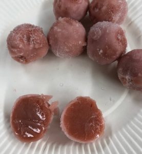 酸っぱそうな梅干し?? いえいえ。