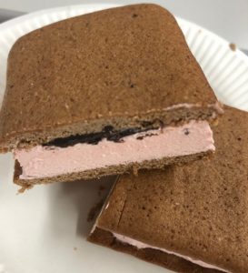 意外にも!?チョコレートが入ってました。これがちょっと...不評。
