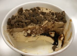 上から クッキー→コーヒー風味アイス→エスプレッソソース→バニラ風味アイス