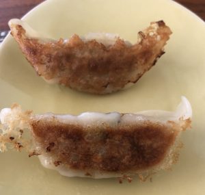 手前が焼きギョーザ。奥がレンジギョーザ。遠近法かな？